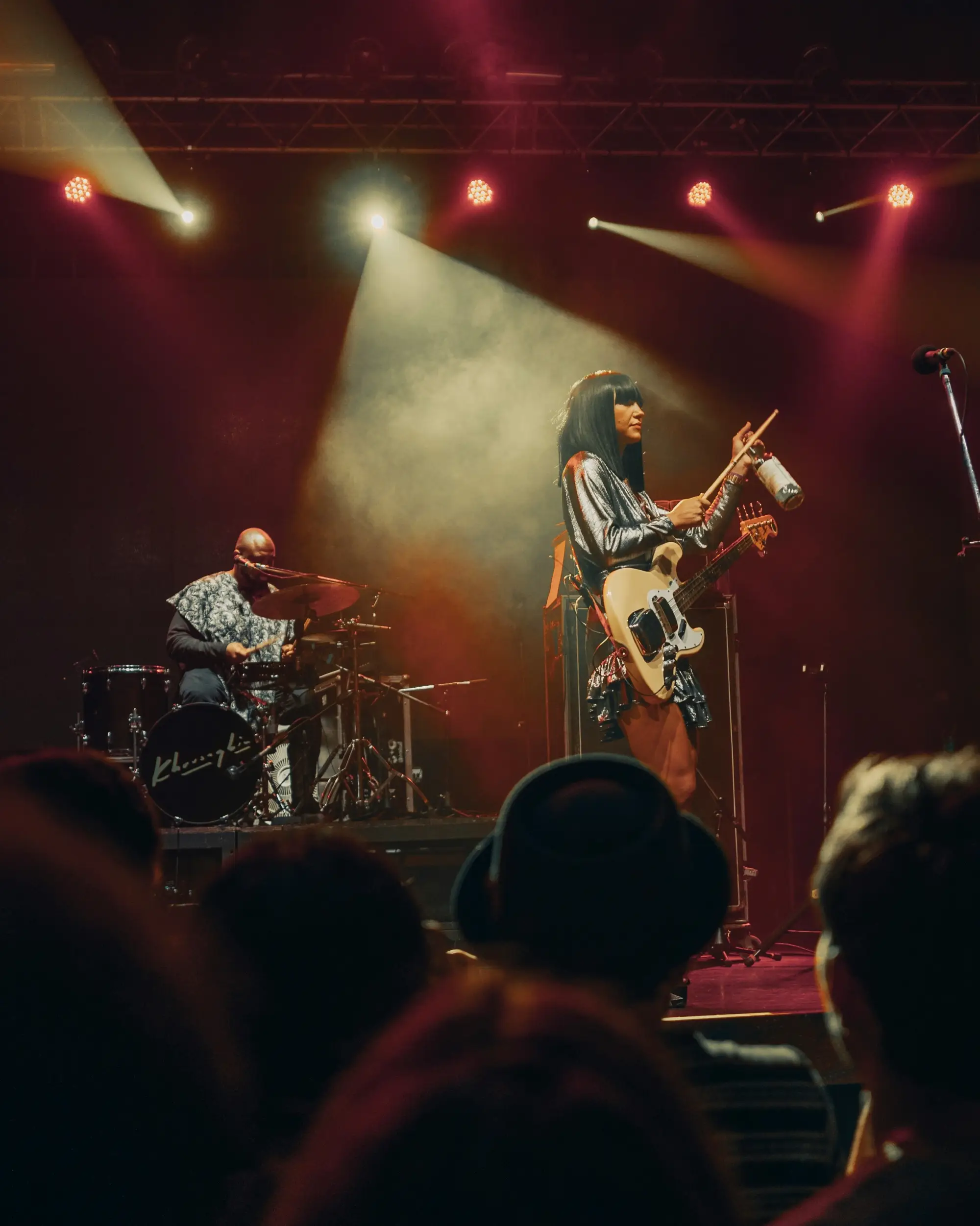 Banda profesional en concierto en vivo con luces y ambiente