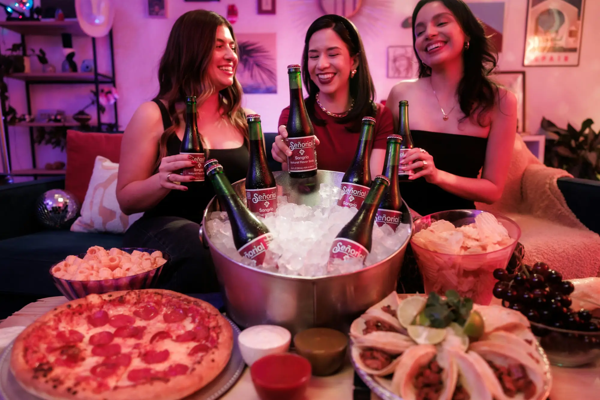 Grupo de amigos celebrando despedida de soltero con actividades y diversión