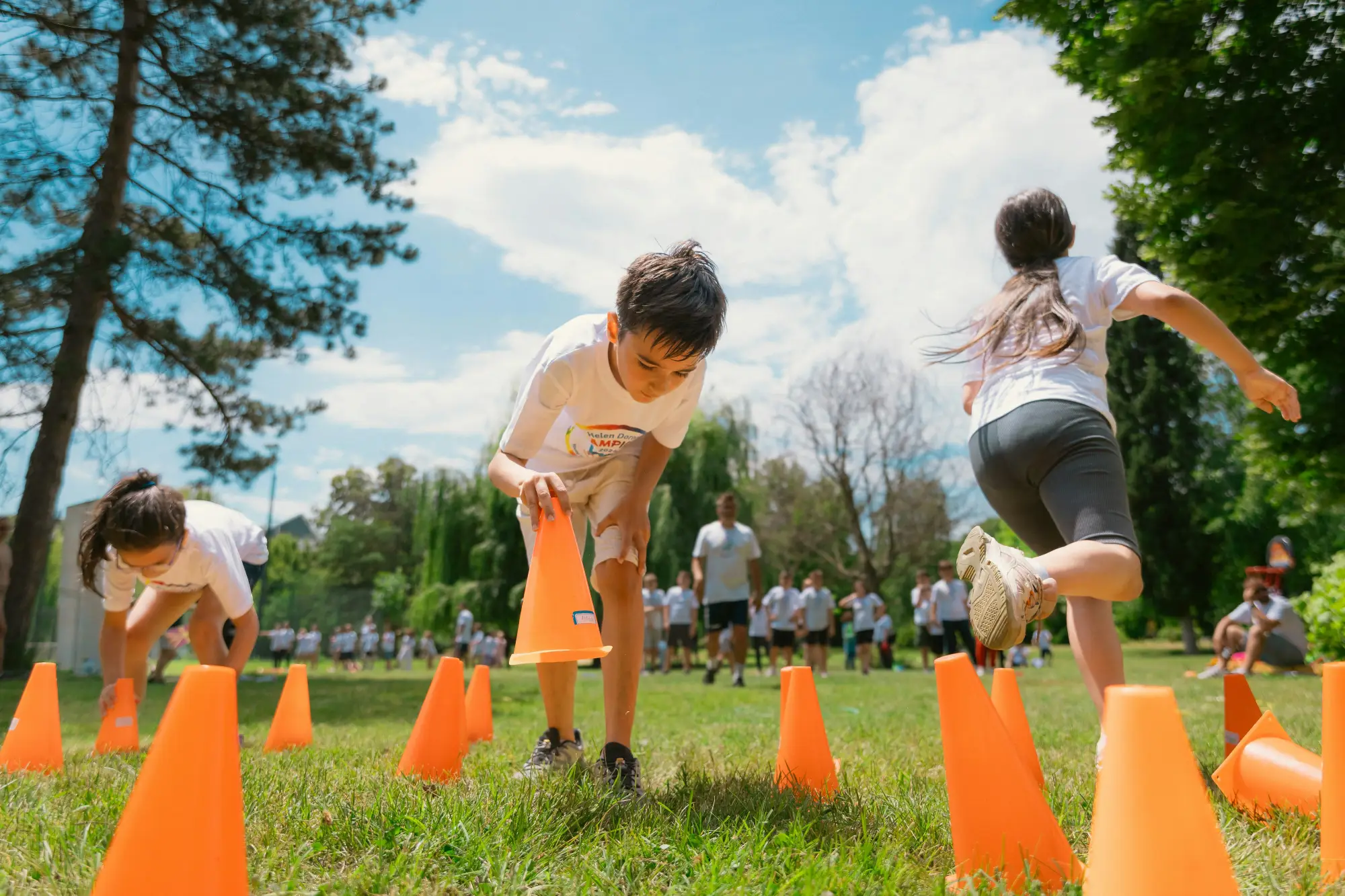 Niños participando en una gimcana al aire libre